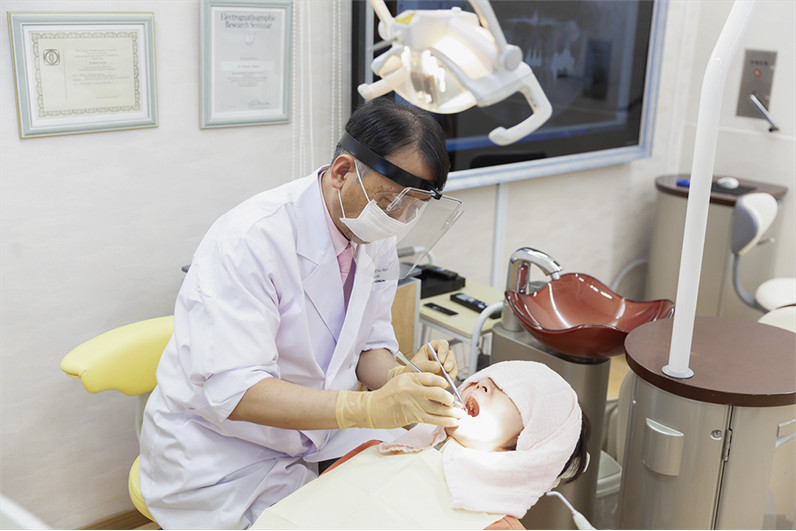 複数の歯科医師が、それぞれの知識・技術を生かして治療を行います                